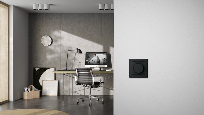 Gira Drehdimmer im Arbeitszimmer